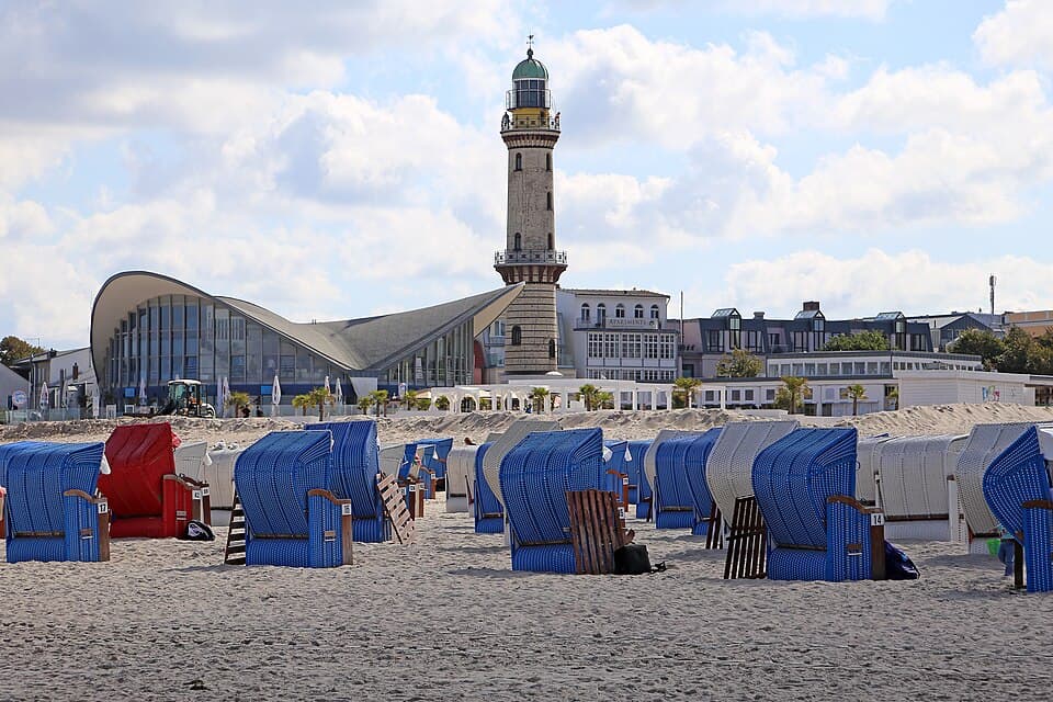 Warnemünde ساحل اور لائٹ ہاؤس