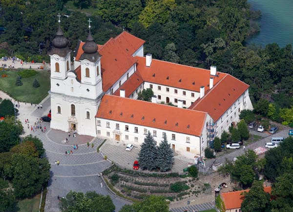 Voile vers l'abbaye de Tihany