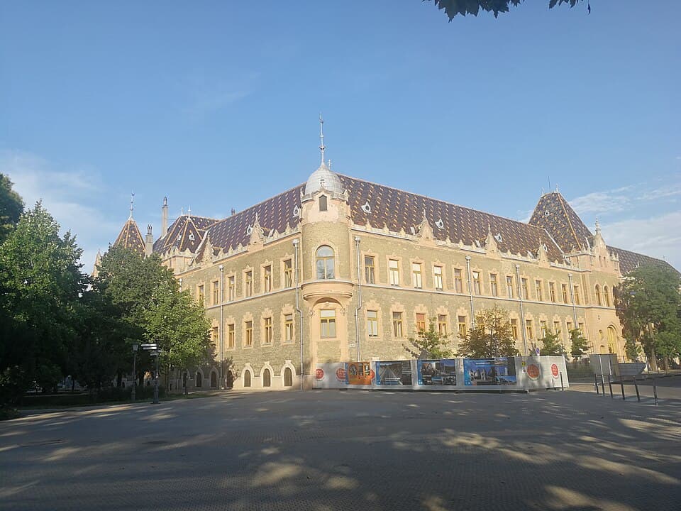 Plaza Kossuth y ayuntamiento