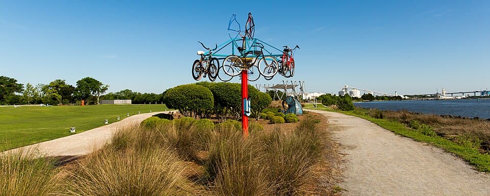 Arte urbano junto al río