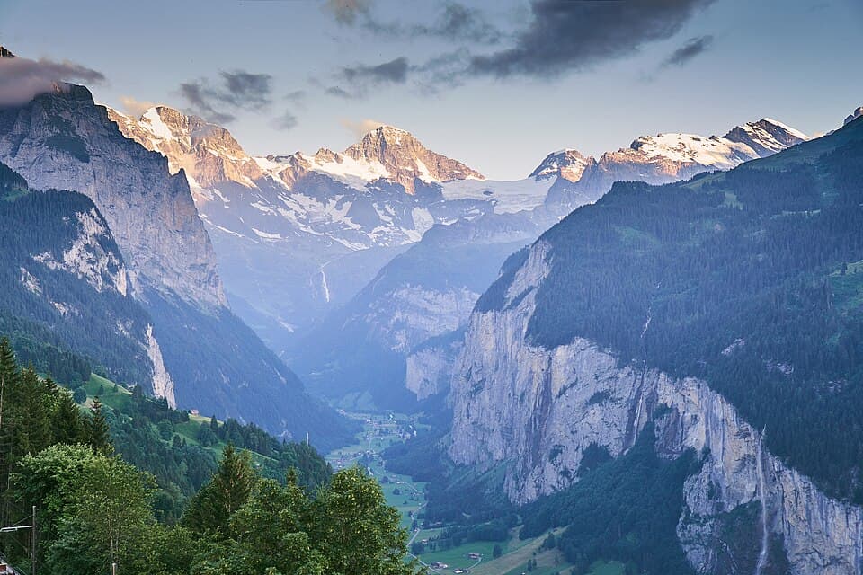 منطقة Jungfrau بالقطار