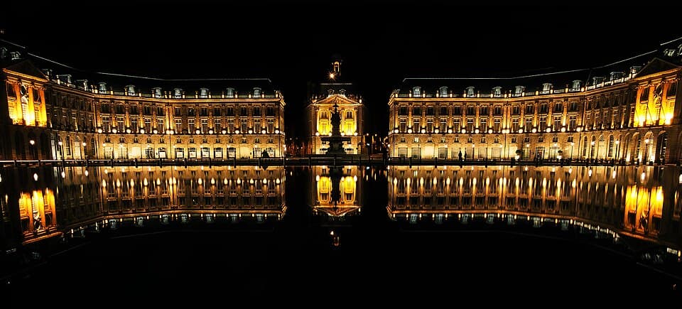 Miroir d'eau ও কোয়ে