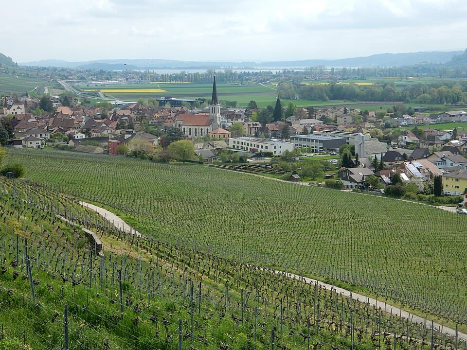 منطقة Jura: Neuchâtel وحلبة Creux du Van